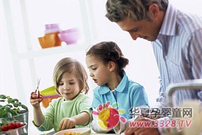 宝贝接触家中危险品