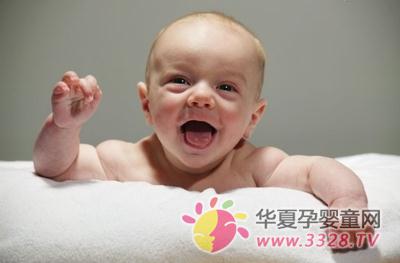宝贝含着或吸下巴