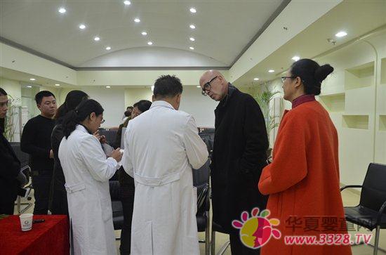 外国患者提出疑问,许晋教授以英文对答如流 外国患者提出疑问,许晋教授以英文对答如流