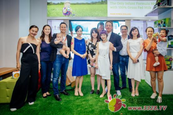 Munchkin满趣健品牌高层与中国亲子意见领袖们亲切会谈后合影 Munchkin满趣健品牌高层与中国亲子意见领袖们亲切会谈后合影