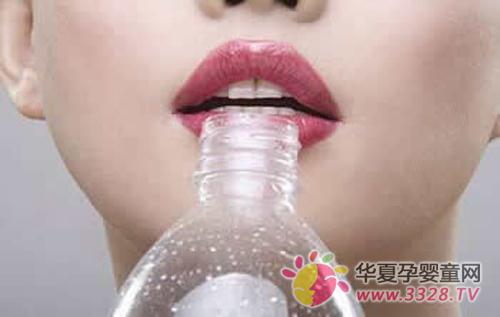 ���������ܺ�ƿװˮ��