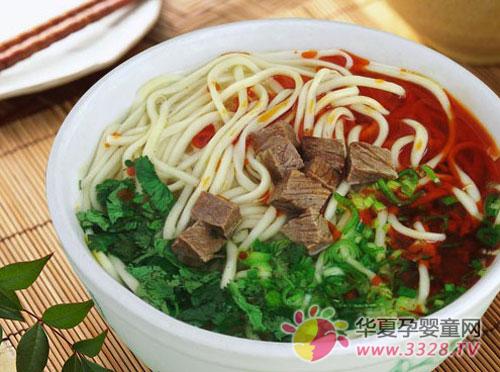 参加甘肃兰州孕婴童博览会 品尝兰州牛肉拉面
